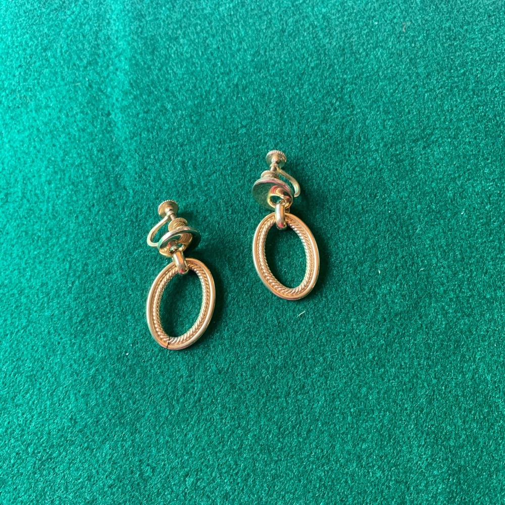 Vintage Sperry screw back gold tone earrings.